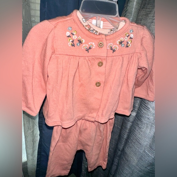 Carter’s Newborn Girl - 3 Piece Matching Pant Set. Coral w/ Floral Print Design - Picture 2 of 11